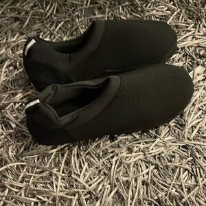 Unisex slipper with memory foam.  Black large. Never been worn
